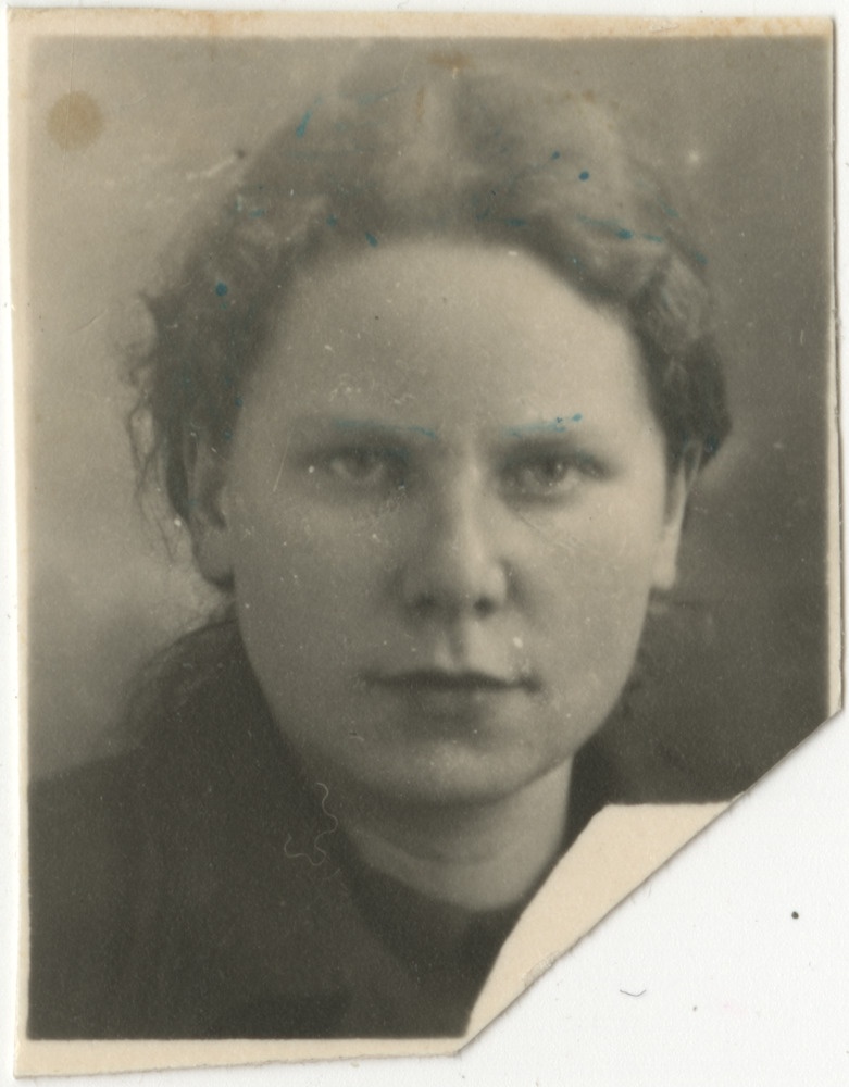 Tuvastamata naisterahvas, dokumendifoto