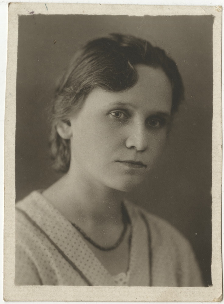 Oletatavalt Helvi Odenberg, portreefoto