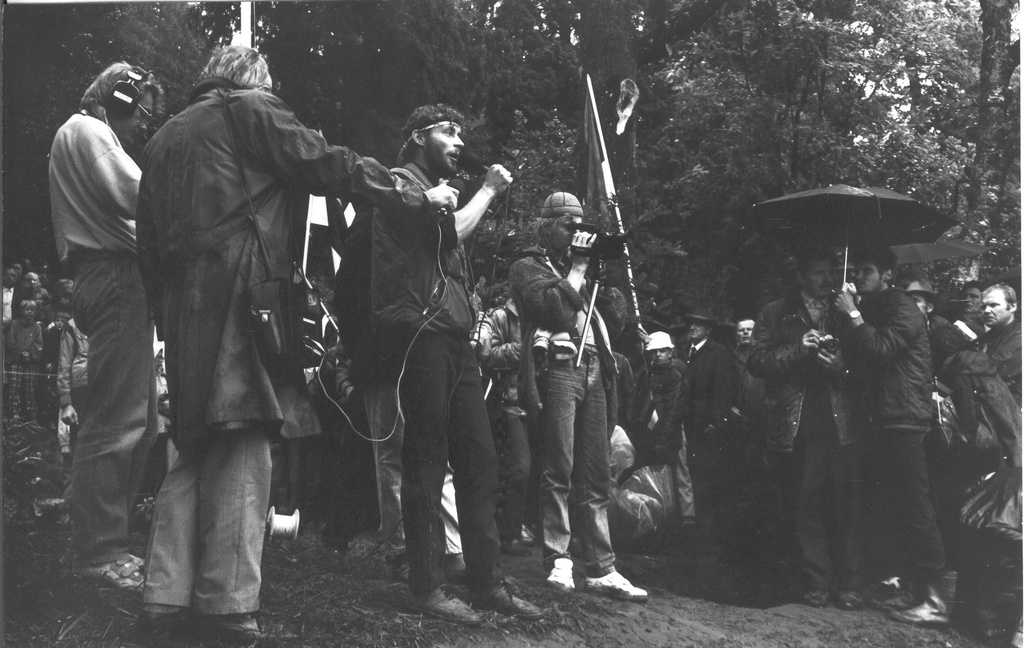 Foto. 23.juunil 1988.a.Võru Vabadussõja mälestussamba taaspühitsemine Võru kalmistul,vaade rahvale
