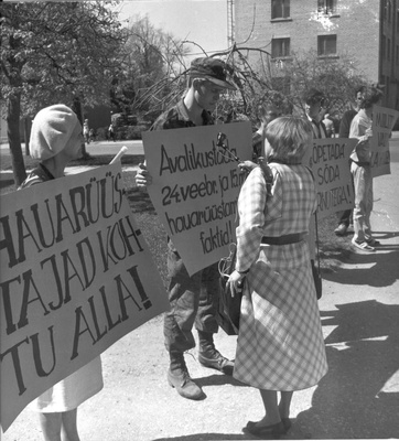 Foto. 16.mail 1988.a. protestiaktsioon hauarüüste vastu Võru linnavalitsuse ees, Ain Saarelt võtab intervjuu Sirje Saarik.  similar photo