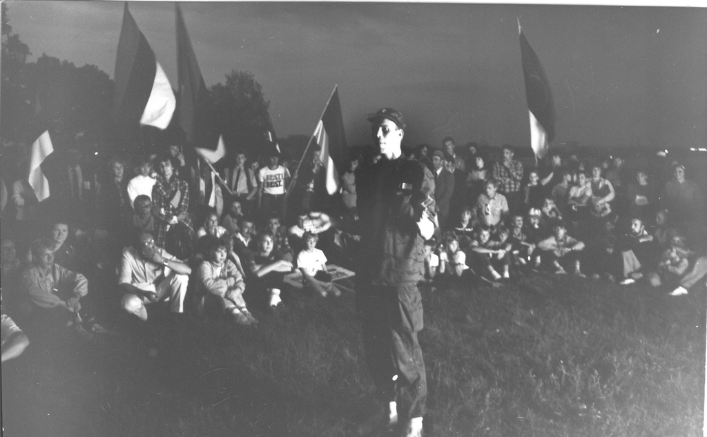 Foto. 14.mai 1988.a. õhtu Roosisaarel ,kõneleb Ain Saar.