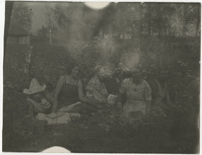 Osvald ja Helene Kellberg koos Anna, Alice ja Hugo Odenbergiga murul pikutamas  duplicate photo