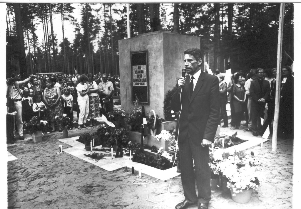 Foto. 23.juunil 1988.a. Võru kalmistul ,kõneleb muinsuskaitse seltsi Võrumaa juht Valdur Raudvassar
