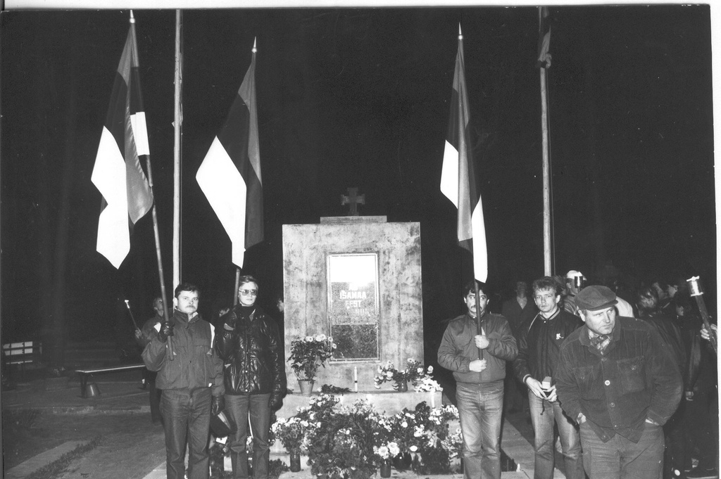 Foto. 21.oktoobril 1988.a.Võru kalmistul Vabadussõja mälestussamba juures.