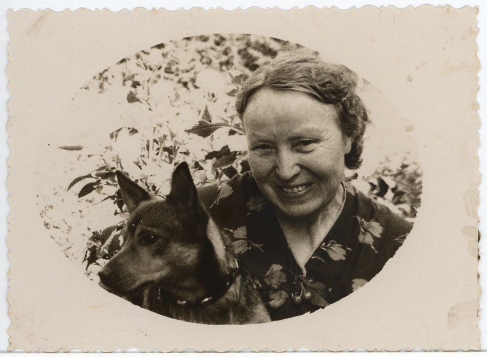 Emilie Rosalie Matsi koeraga Aegviidus õues