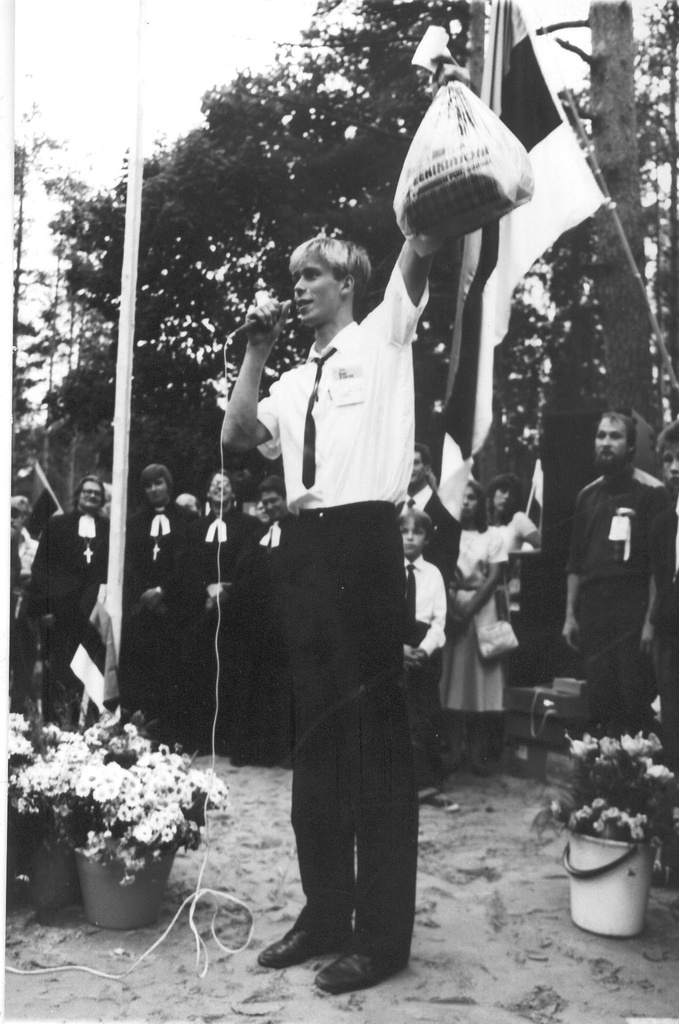 Foto. 23.juunil 1988.a. Võru Vabadussõja mälestussamba taasavamisel kõneleb Ain Saar ,käes kilekott korjandusrahaga.