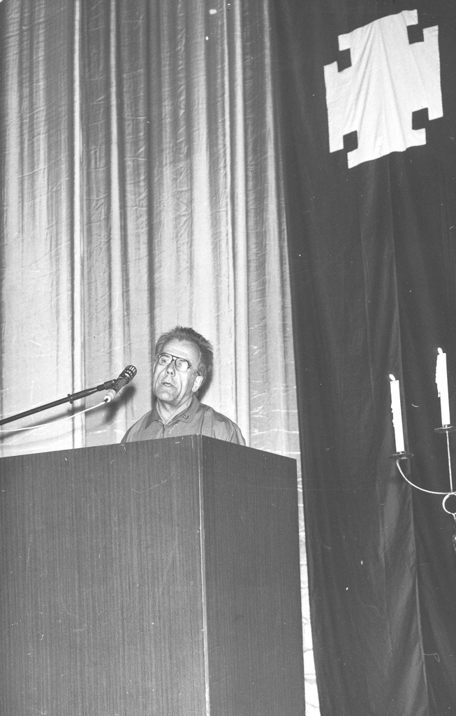 Foto. 21.oktoobril 1988.a Võru Sõltumatu Noortekolonni I aastapäev Kandles,kõneleb vabadusvõitleja Mart Niklus