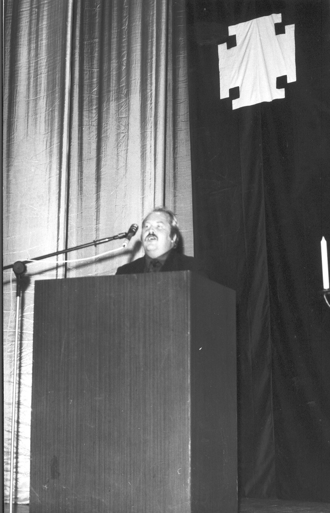 Foto. 21.oktoobril 1988.a.Võru Sõltumatu Noortekolonni I aastapäev , kõneleb Kalev Vaindlo