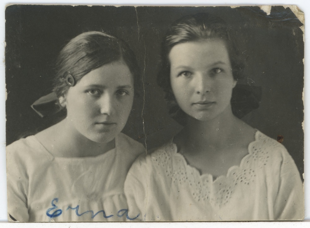Erna Johanna Augla leeriõega, portreefoto