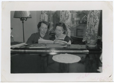 Emilie Johanna Kalkun koos kaaslase Vilmaga klaveriees noote uurimas  duplicate photo