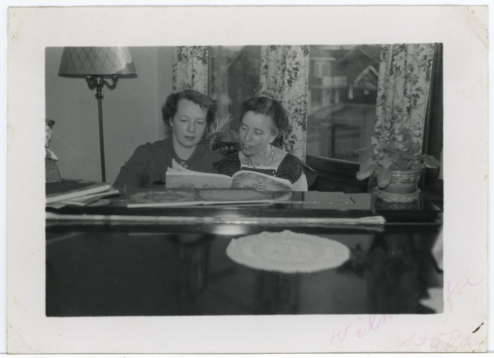 Emilie Johanna Kalkun koos kaaslase Vilmaga klaveriees noote uurimas