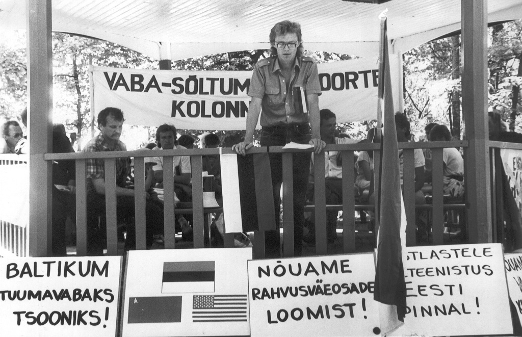 Foto. 28.mail 1988.a. Vaba Sõna Tribüün Kreutzwaldi pargi kõlakojas kõneleb Mati Vilu.