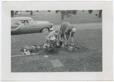 Julie Kuuse haua kaunistamine Detroitis  duplicate photo