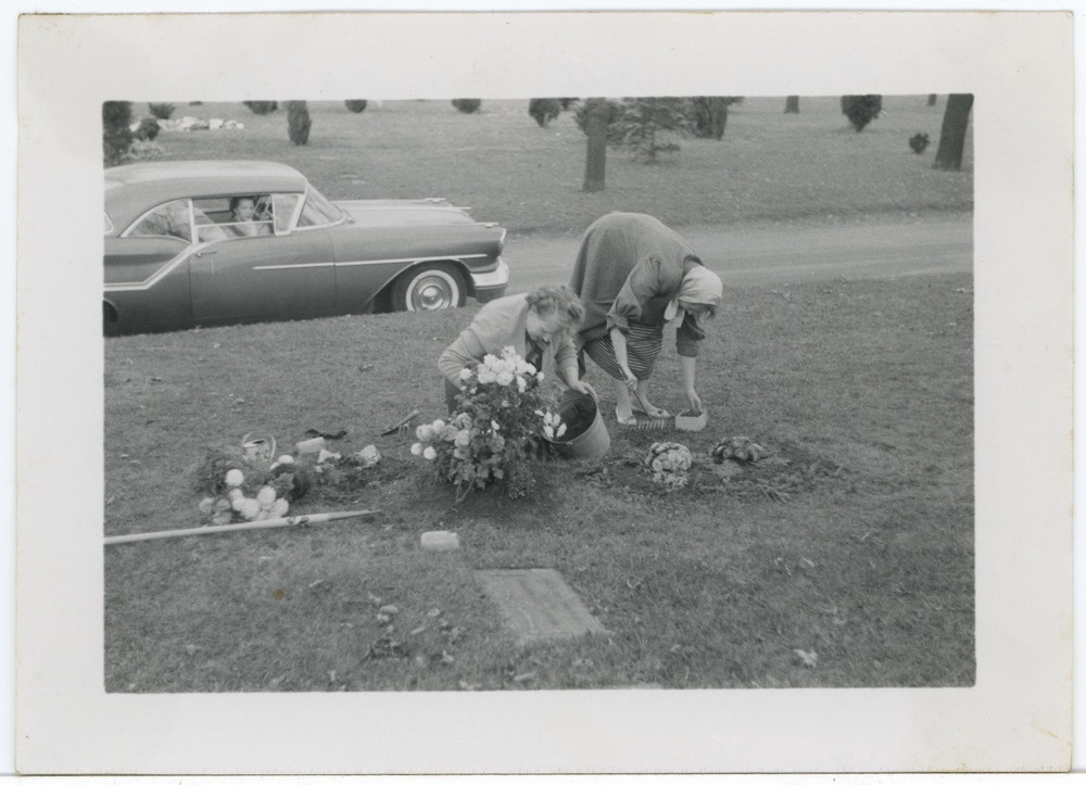 Julie Kuuse haua kaunistamine Detroitis