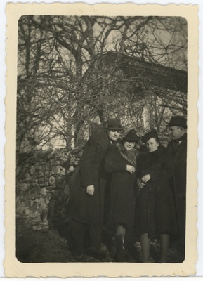 Kaks meest ja kaks naist müüri ja hoone taustal  duplicate photo