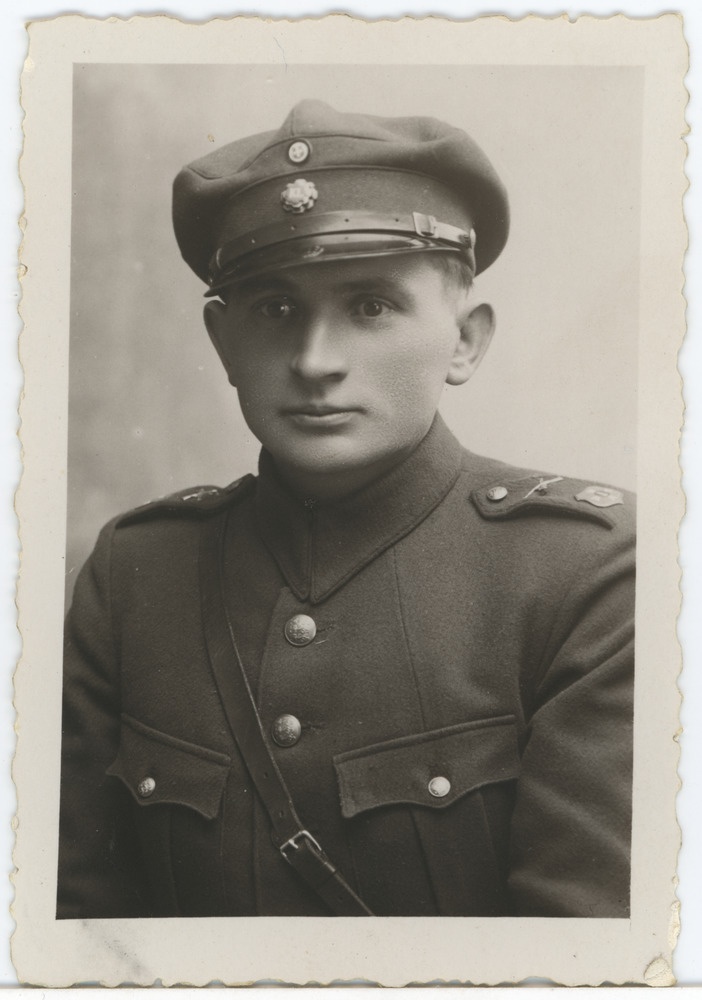 Määratlemata noormees sõjaväe vormiriietuses