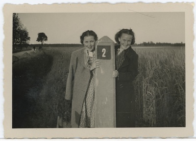 Kaks naist kilomeetriposti juures  duplicate photo