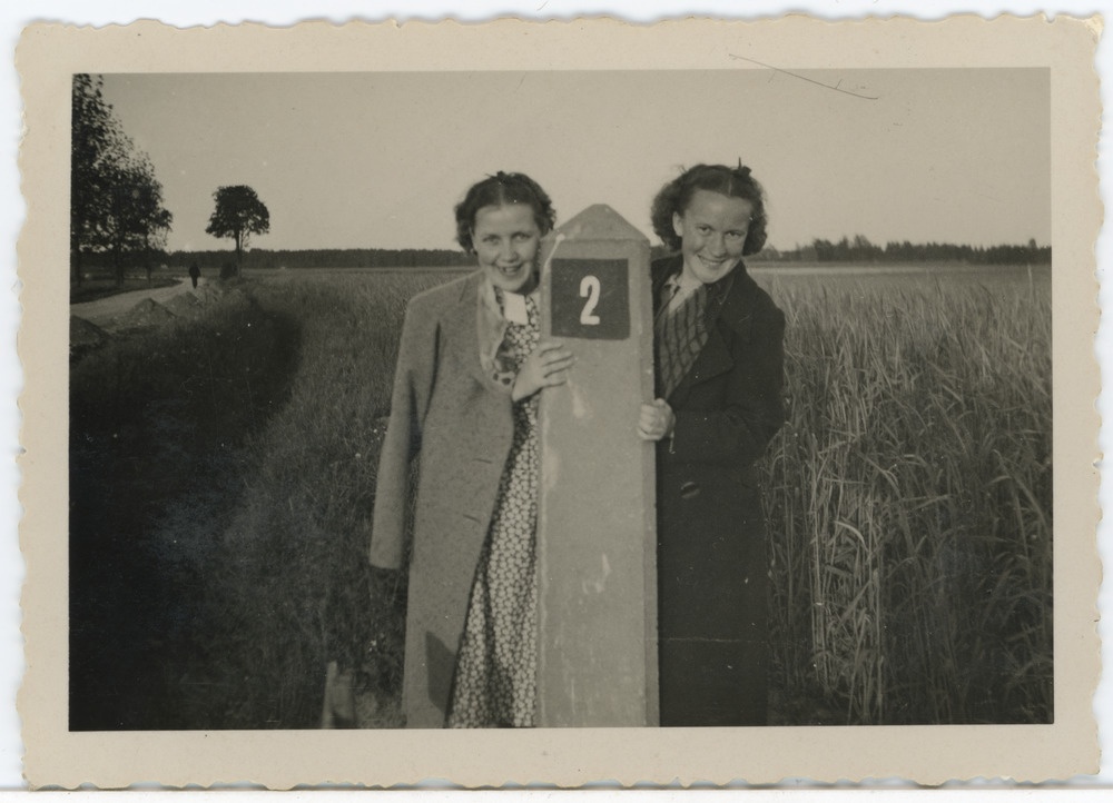 Kaks naist kilomeetriposti juures