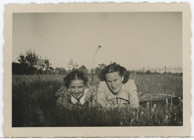 Kaks noort naist aasal pikutamas, vasakul Salme Maling (Maimre)  duplicate photo