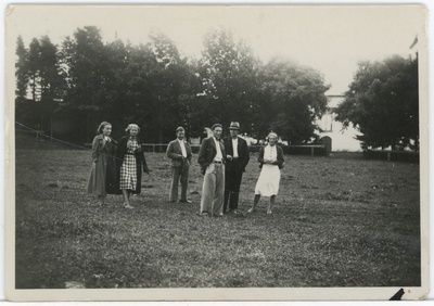 Seltskond platsil seismas  duplicate photo