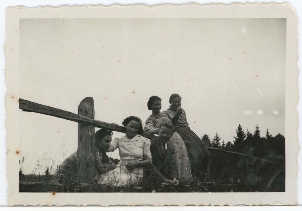 Grupp inimesi maastikul