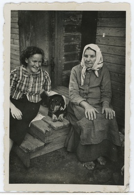 Vasakul Salme Maling (Maimre) ja Maret Univer (paremal) koos koeraga Karksi-Nuias Aia tänavas trepil istumas  duplicate photo