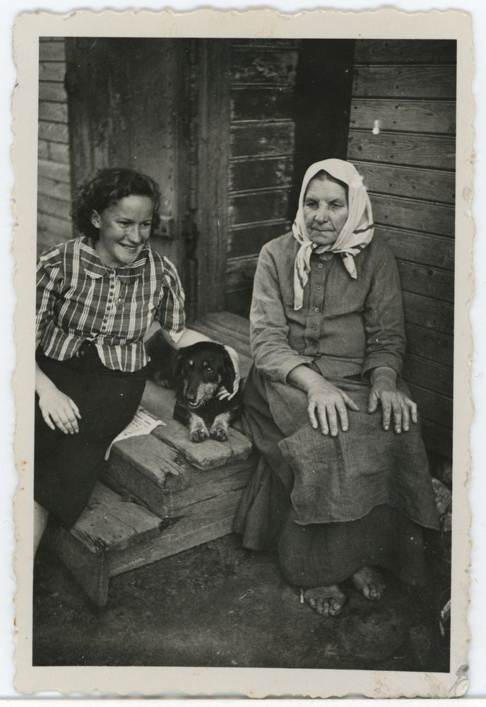 Vasakul Salme Maling (Maimre) ja Maret Univer (paremal) koos koeraga Karksi-Nuias Aia tänavas trepil istumas
