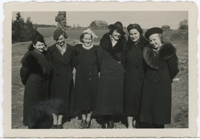 Kuus noort naist maastikul  duplicate photo