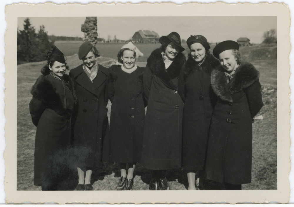 Kuus noort naist maastikul