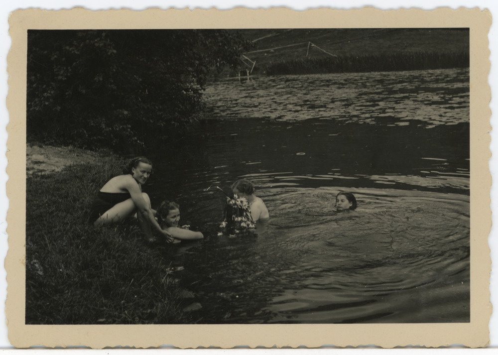 Grupp määratlemata noori inimesi ujumas