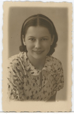 Määratlemata noor naine  duplicate photo