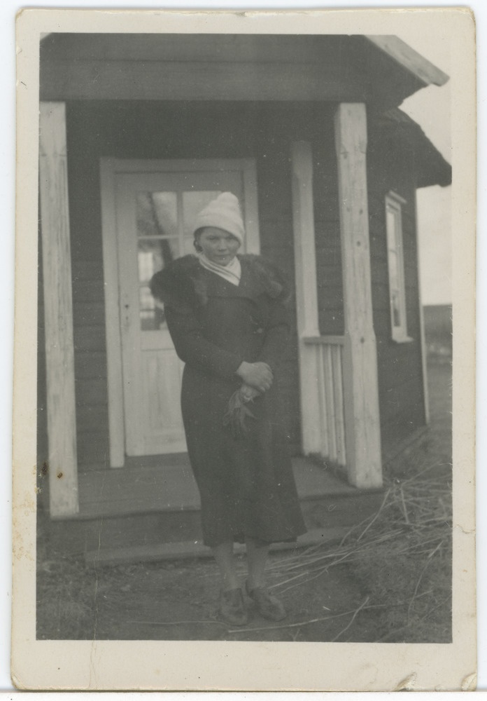 Määratlemata noor naine maja trepil seismas