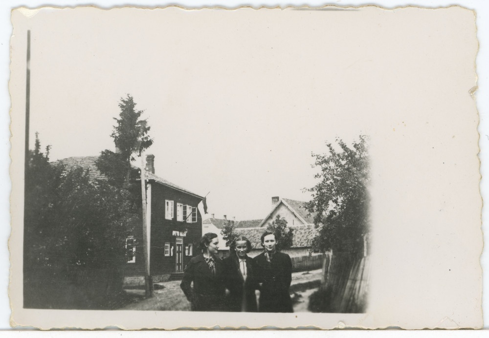 Grupp inimesi hoonete taustal