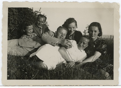 Grupp inimesi aasal pikutamas  duplicate photo