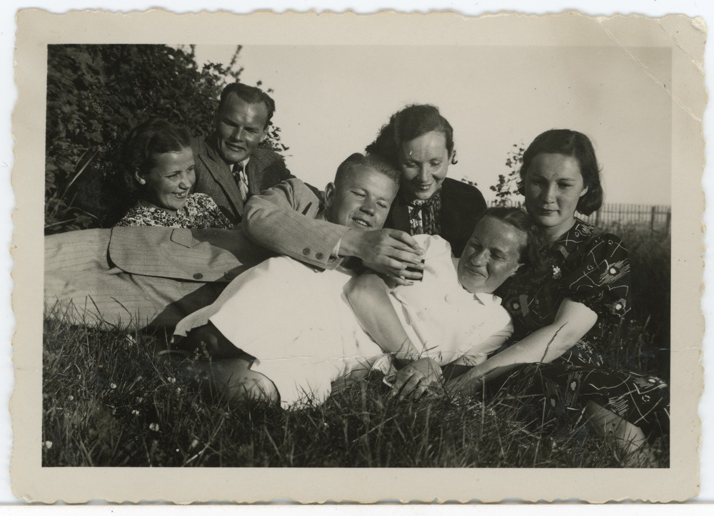 Grupp inimesi aasal pikutamas