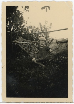 Määratlemata laps võrkkiiges  duplicate photo