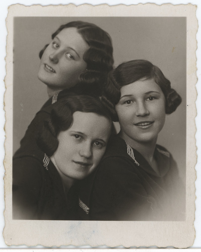 Kolm noort naist, ees vasakul Salme Maling (Maimre), paremal Laine Järv