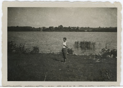 Määratlemata mees veekogu kaldal  duplicate photo