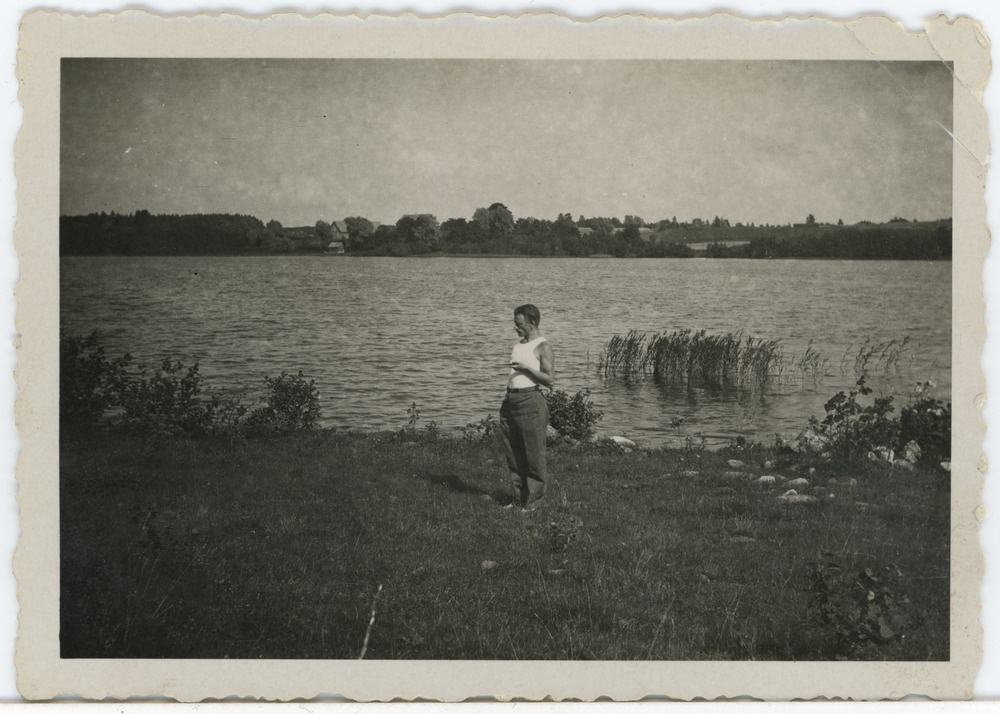 Määratlemata mees veekogu kaldal