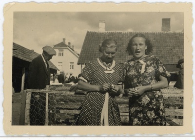 Kolm inimest hoonete taustal, paremal Salme Maling (Maimre)  duplicate photo