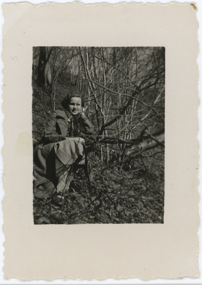 Salme Maling (Maimre) puuoksal istumas