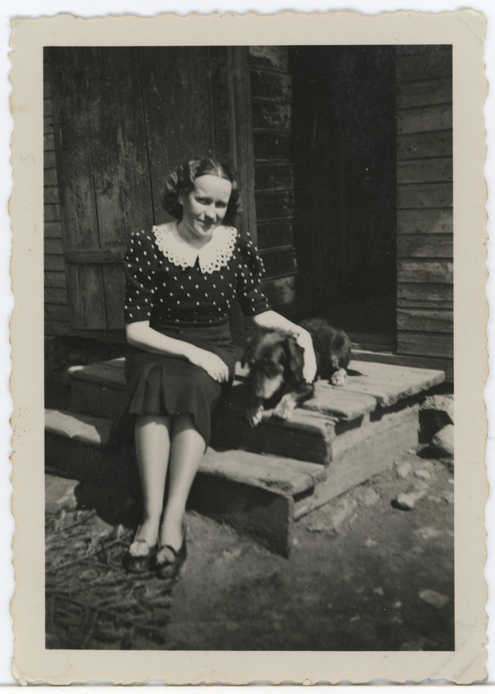 Salme Maling (Maimre) koos koeraga trepil istumas