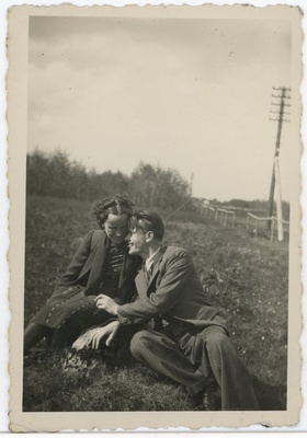 Salme Maling (Maimre) ja Aleksei Ümarik maas istumas  duplicate photo