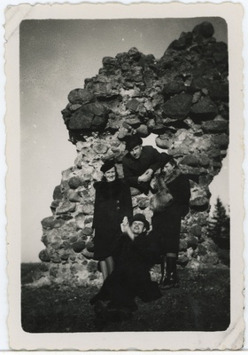 Grupp noori Karksi lossivaremetes  duplicate photo