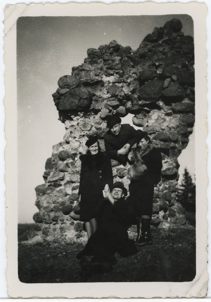 Grupp noori Karksi lossivaremetes