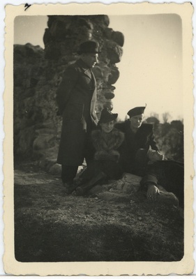 Kolm inimest Karksi lossivaremetes  duplicate photo