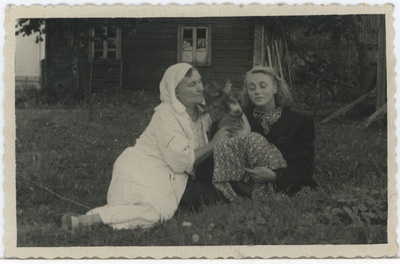 Kaks naist murul istumas, vasakul Marie Univer, taustal elamu  duplicate photo