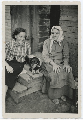 Salme Maling (vasakul) ja tema vanaema Maret Univer koeraga maja trepil Karksi-Nuias Aia tänavas  duplicate photo