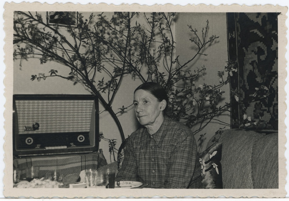 Anna Maimre toas raadio kõrval diivanil istumas, 1960.ndatel aastatel Pärnus