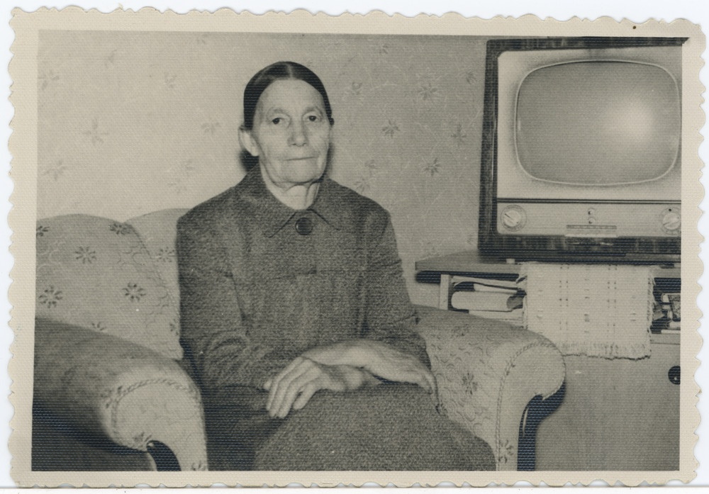 Anna Maimre toas televiisori kõrval tugitoolis  istumas, 1960.ndatel aastatel Pärnus
